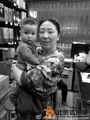 孩子被抱走时前额留有一撮头发