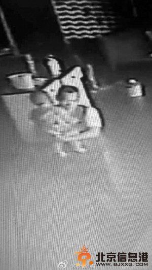 王文连抱走孩子的监控截图