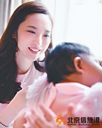 吴佩慈为爱女办百日宴 晒与范玮琪亲亲照(图)