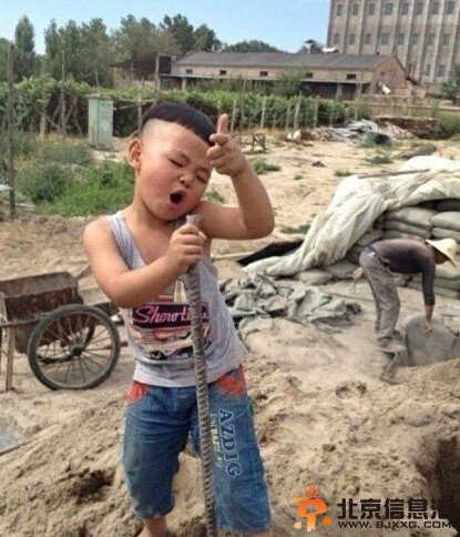 4岁摇摆小歌神唱歌照走红 网友：气场好大！【组图】