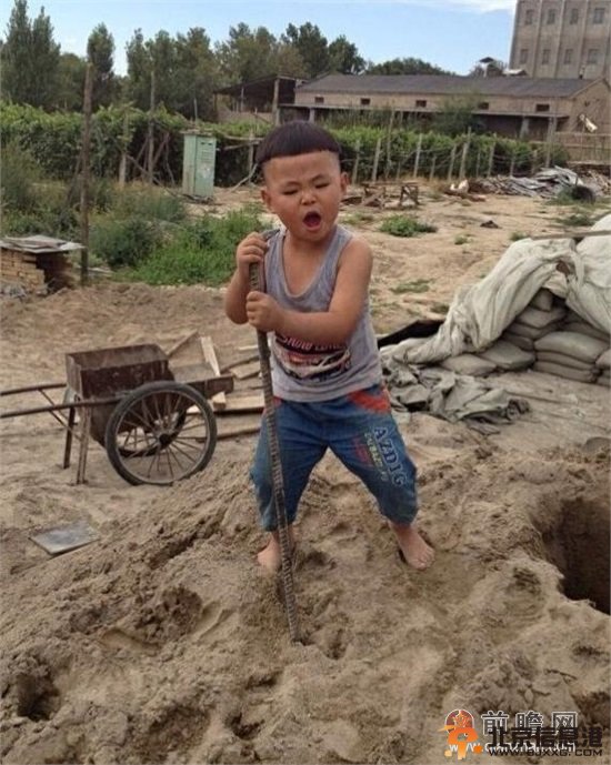 “摇摆小歌神”爆红网络 5岁工地萌娃超牛动作被赞重金属接班人