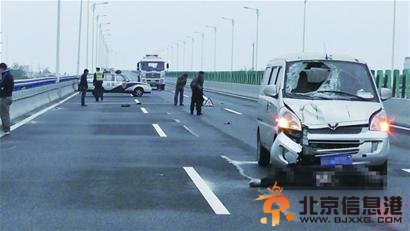 老人徒步上高架路被撞身亡 汽车被撞出大洞