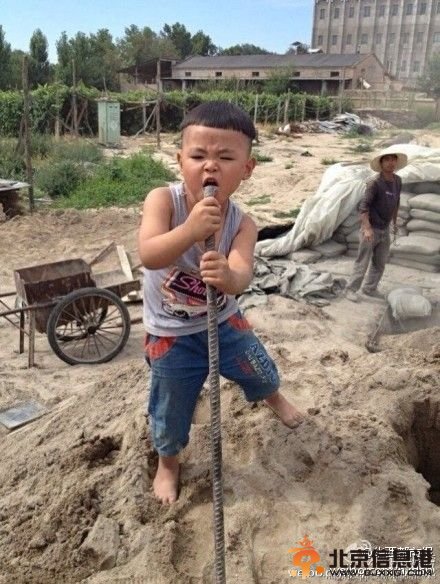 摇摆小歌神工地唱歌照走红 4岁萌娃最爱唱《王妃》