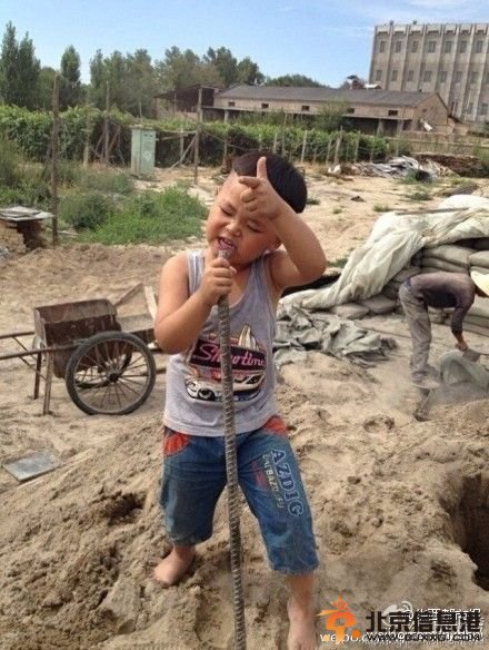 摇摆小歌神工地唱歌照走红 4岁萌娃最爱唱《王妃》