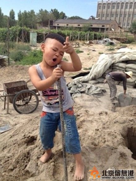 摇摆小歌神工地唱歌照走红 4岁萌娃最爱唱《王妃》