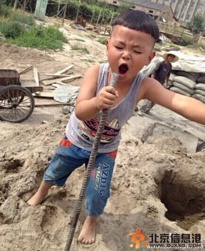 “锅盖头”男孩工地唱摇滚走红 网友怒赞：最萌摇摆小歌神