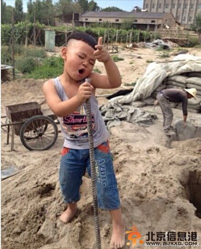 “锅盖头”男孩工地唱摇滚走红 网友怒赞：最萌摇摆小歌神