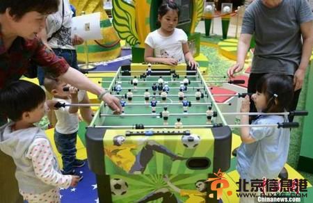 巨型大力神杯亮相苏州 2014巴西世界杯引期待