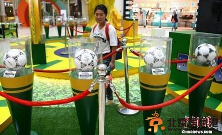 巨型大力神杯亮相苏州 2014巴西世界杯引期待