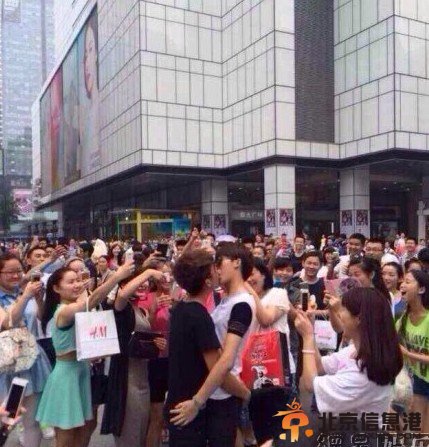 成都春熙路上演男男接吻大赛惊呆路人