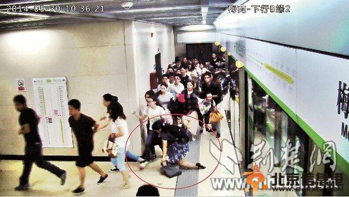 武汉地铁劫案追踪:“碎花裙”女子顺走万元现金提包