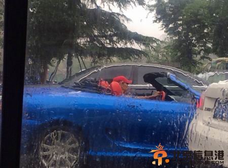 男子雨中开敞篷车 网友:土豪的世界咱不懂