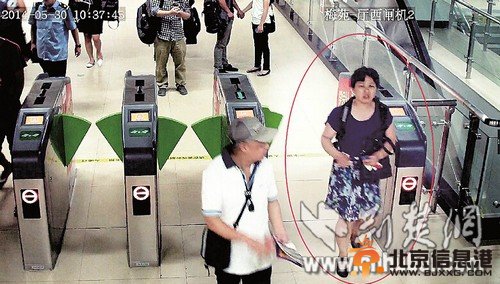 武汉地铁劫案：警方寻找“碎花裙”女子(图) 
