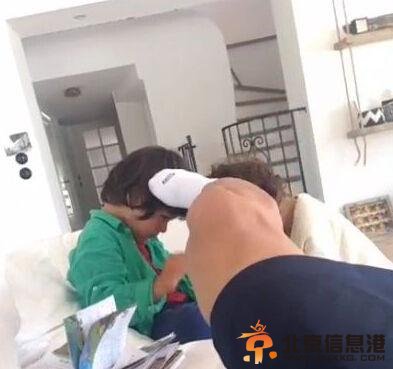 刘烨臭脚挑逗俩萌娃 网友心疼:还是不是亲生的!