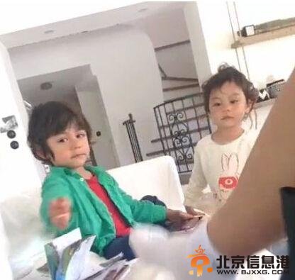 刘烨臭脚挑逗俩萌娃 网友心疼:还是不是亲生的!