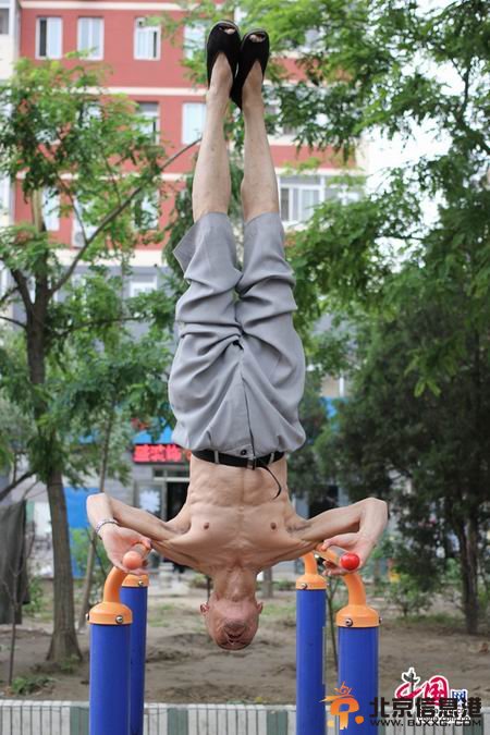 北京65岁老人坚持练15年单双杠成“肌肉男”