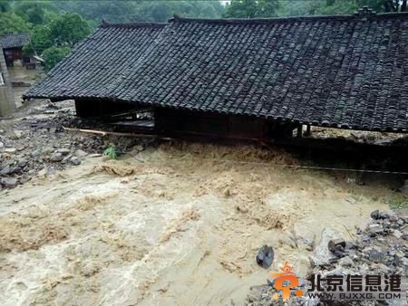 贵州铜仁特大暴雨致4人死亡 6趟火车停