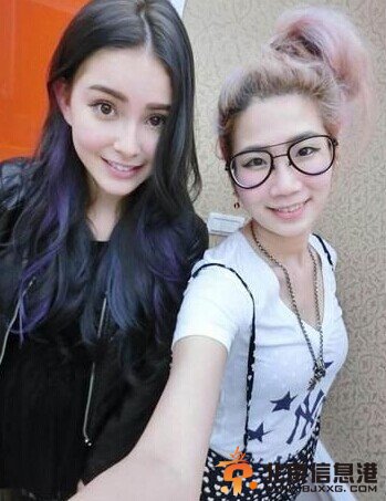 昆凌与周杰伦染同色头发似示爱