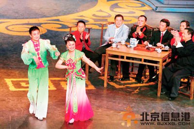 赵海燕、闫光明在表演二人转《大西厢-观花》（资料图）