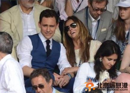 抖森与白衣女曾被拍到看球赛