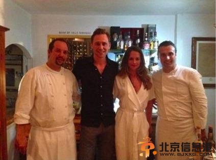 抖森与白衣女合影