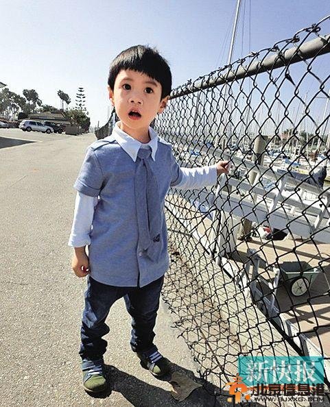 郑钧爱子呆萌照曝光梳斜刘海眼睛大大（图）