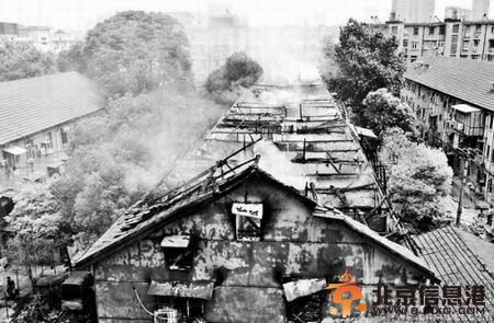 武汉一居民楼失火32户成废墟 邻里互助无一伤亡