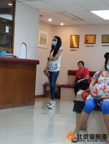 莫文蔚(微博)(微信号：karenmok01)被拍到现身诊所