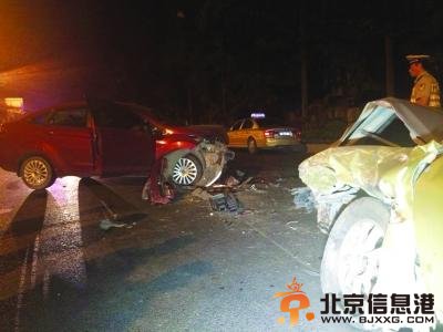 南京“黑车”上反道撞车 司机溜走3乘客被晾半道
