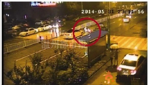 男子酒后驾车撞伤人 下跪抱伤者家属大腿求放过