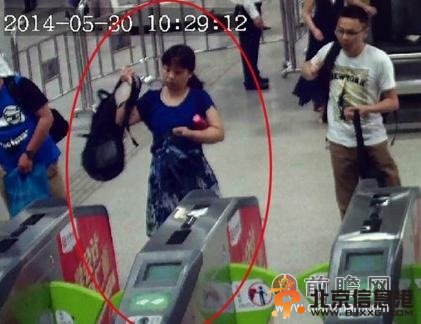 武汉地铁劫案慌乱中男子丢失手提包 监控视频曝光碎花裙女子成嫌疑人