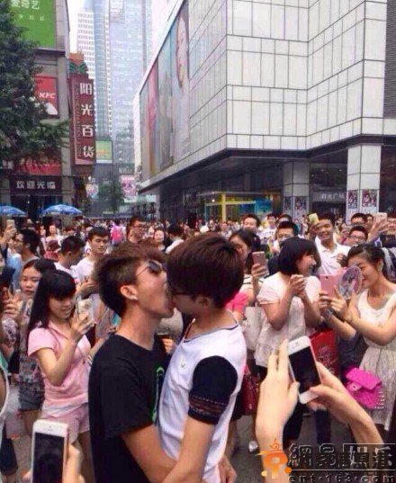 成都办男男接吻大赛太没节操 那画面太美我不敢看【组图】
