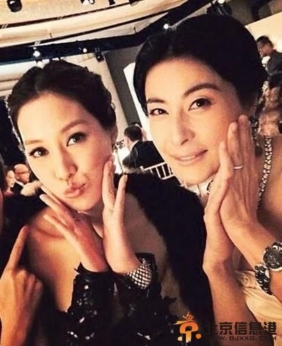 郭晶晶拍照罕见卖萌 与千亿媳妇徐子淇相谈甚欢