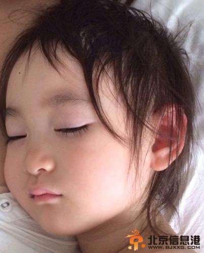 李小鹏晒照片曝奥莉感冒发烧网友：好心疼