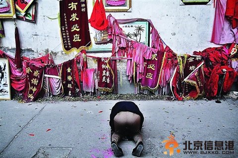 香火最旺的中学引膜拜：<a href='http://www.bjxxg.cn/edu/gaokao/' target='_blank'><u>高考</u></a>前家长们前往烧香拜树(图)