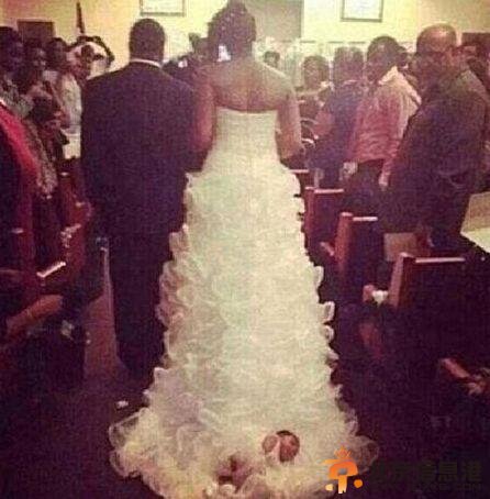 母亲将满月婴儿绑婚纱裙摆参加婚礼 网友：这是亲妈么