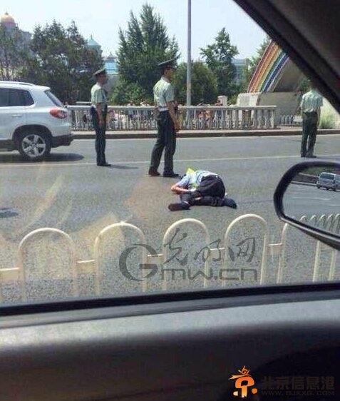 <a href='http://www.bjxxg.cn/news/beijing/' target='_blank'><u>北京</u></a>无牌奥迪撞飞交警 武警已赶到现场处理