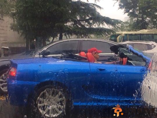 土豪雨中开敞篷车男主角：“世人笑我是逗比我笑世人看不穿”