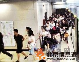 武汉地铁劫案慌乱中男子丢失手提包 监控视频曝光碎花裙女子成嫌疑人