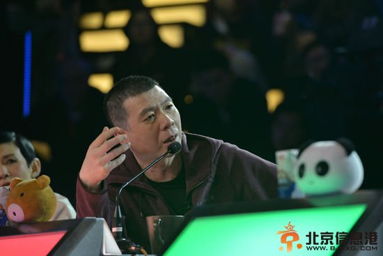冯小刚对掐宋丹丹美丑不分 笑傲江湖最大爆点在于“大腕评委掐架”