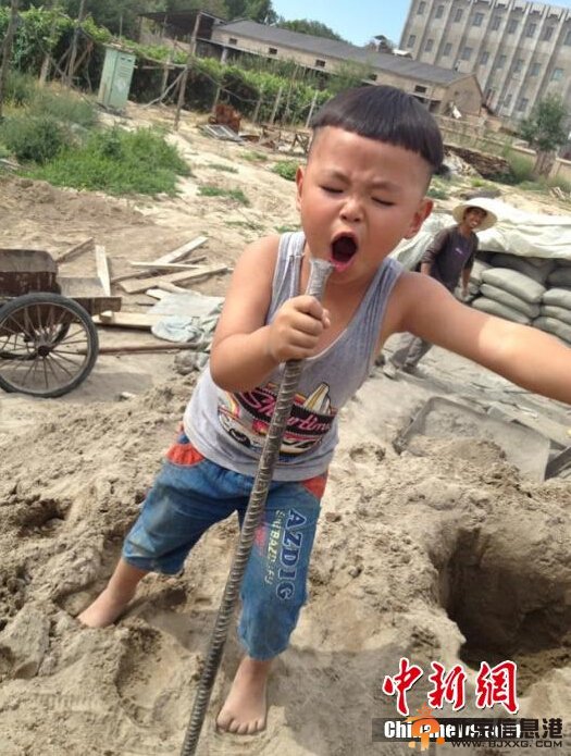 组图：“摇摆小歌神”迅速蹿红网络 霸气独唱《王妃》