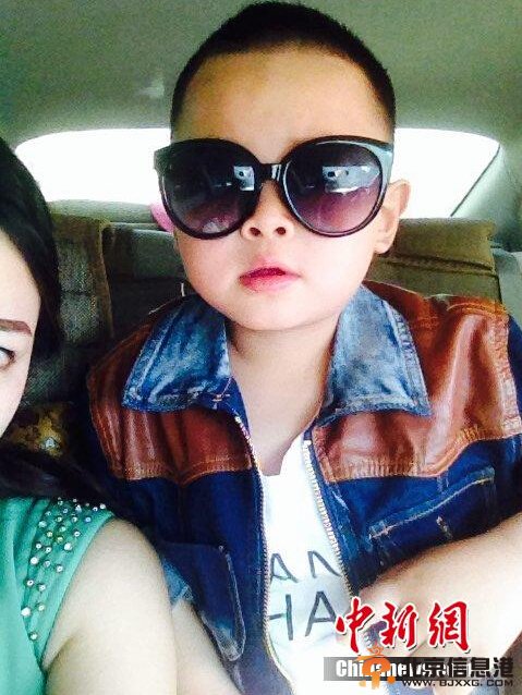 组图：“摇摆小歌神”迅速蹿红网络 霸气独唱《王妃》