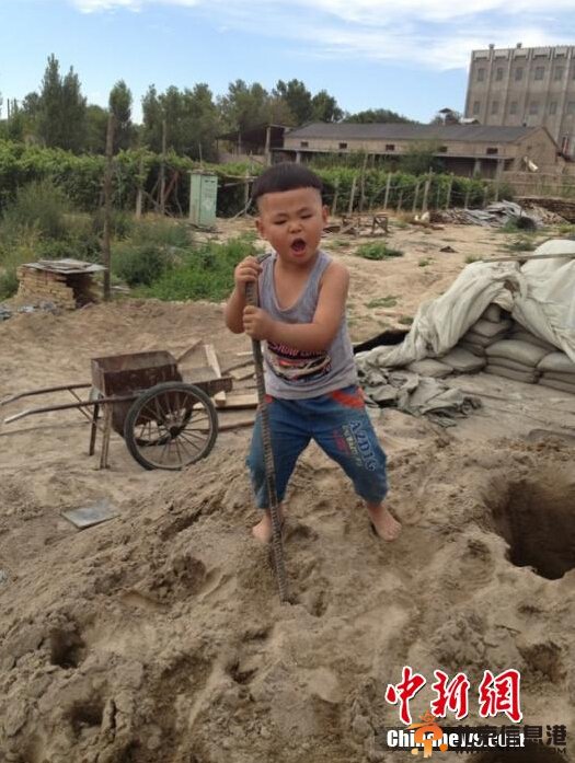 组图：“摇摆小歌神”迅速蹿红网络 霸气独唱《王妃》