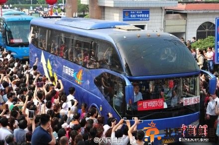 安徽毛坦厂学生赴考万人相送 被称