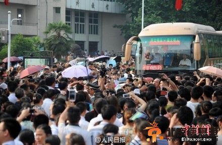 安徽毛坦厂学生赴考万人相送 被称