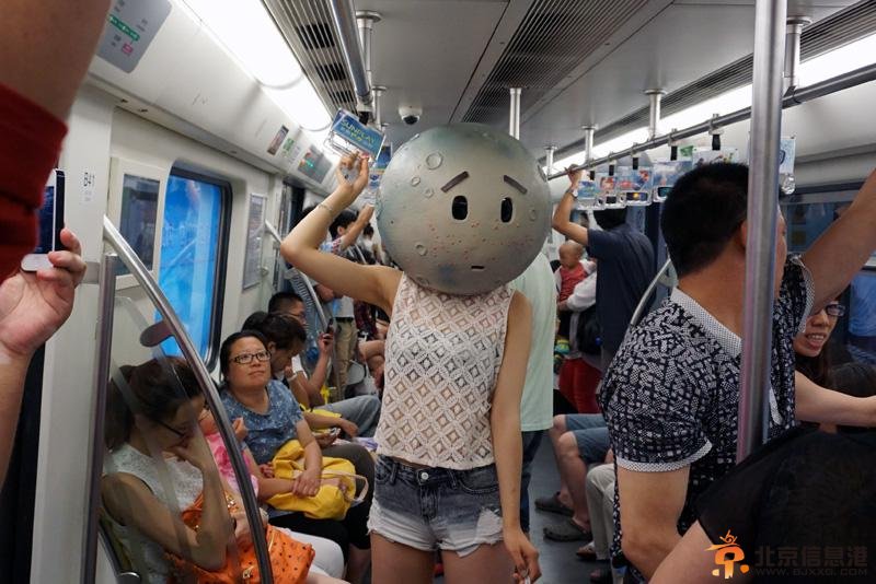 <a href='http://www.bjxxg.cn/' target='_blank'><u>北京地铁</u></a>内惊现月球女孩 引发网络热议【图】