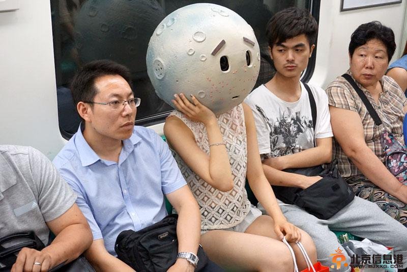 北京地铁内惊现月球女孩 引发网络热议【图】