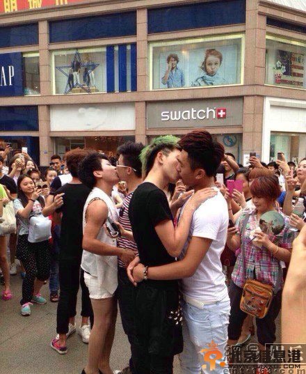 男男接吻大赛基情四射 好基友街头相拥热吻旁若无人