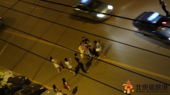 四川一对男女半夜当街热吻 起哄声吵醒周边居民【图】