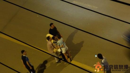 四川一对男女半夜当街热吻 起哄声吵醒周边居民【图】